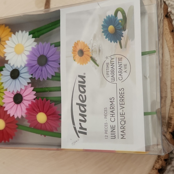 Trudeau 12 Piece Daisy Flower Design Wine Charms NEW - Picture 2 of 4